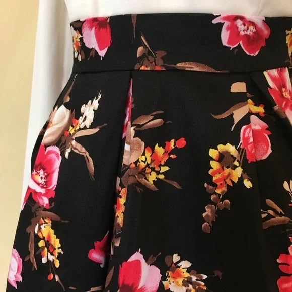 Bold Floral Pleated Sweetheart Neck Skater Dress - Picture 7 of 8